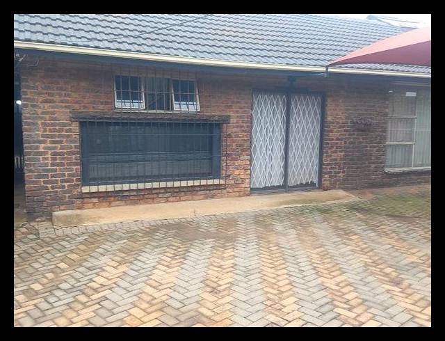 3 BEDROOM HOUSE FOR SALE IN KEMPTON PARK